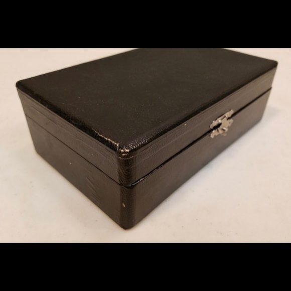 Pair of vintage pyramidal crystal glass candlesticks in a velvet lined case. - Picture 6 of 8